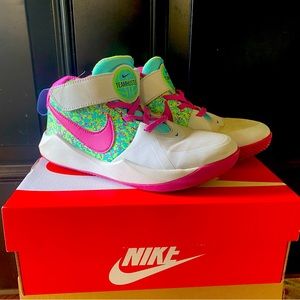 Girls basketball shoes